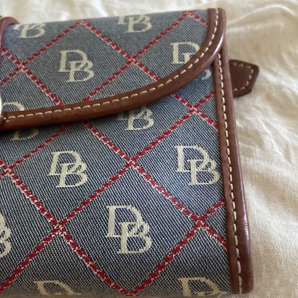 Dooney & Bourke Wallet Vintage leather clasp is silver leather imitation…
